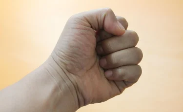 В Атырау разыскивают мужчину, избившего ребёнка во дворе жилого массива