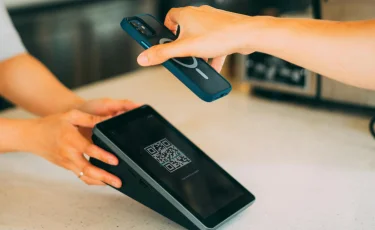 В Казахстане заработали межбанковские QR-платежи