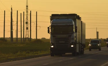 Казахстанские перевозчики массово сталкиваются с ограничениями в России — депутат