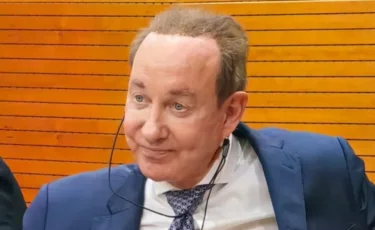 Питер Фостер покидает пост главы Air Astana