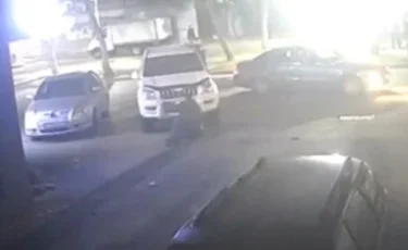 Алматыда ер адам көршісін көлікпен қасақана қағып кеткен