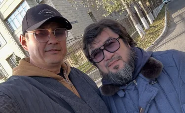«Назарбаевты жамандамаған адам»: Танымал актер Бекболат Тілеуханды жер-көкке сыйғызбай мақтады