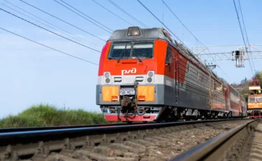 Семейде ер адамды пойыз басып, аяғынан айырылды