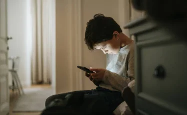 Жаңатаста түнімен телефон шұқылаған баласына қол көтерген әкеге сот үкімі шықты