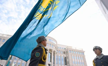 Президент принял участие в церемонии поднятия Государственного флага