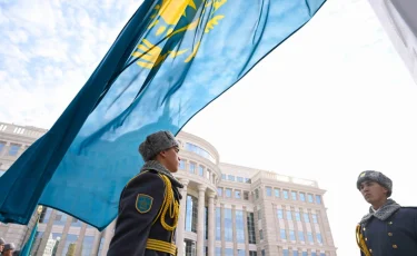 Президент Мемлекеттік ту көтеру рәсіміне қатысты