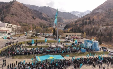 Алматыда Республика күніне орай Мемлекеттік ту көтерілді