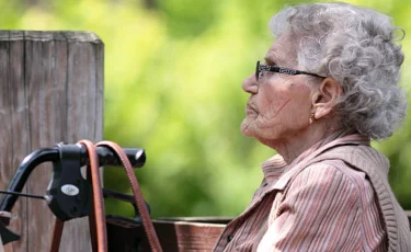 Атырау тұрғыны зейнеткердің бетіне сірке суын шашып, алтындарын ұрлап кеткен