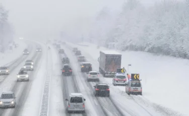 Дождь и снег осложнят движение на трассах Казахстана — обращение к водителям