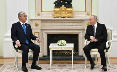 Тоқаев пен Путин бейресми кездесу өткізді
