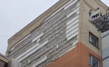 Фельдшер пострадала при обрушении фасада дома в Астане: начато уголовное расследование