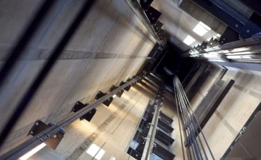 В Астане сорвался лифт: один человек погиб, двое пострадали