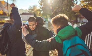 Ақтөбеде оқушыны мектеп аумағында соққыға жықты