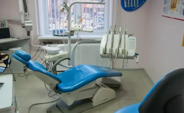 «Бірден 18 тісті емдеген»: Астанада үш жасар қыздың қазасына қатысты сот басталды