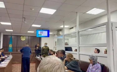 Алматыда кәсіпкерді бопсалады деп айыпталған блогерлер мен қысым көрсеткен серіктестеріне қатысты сот басталды