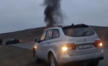 Смертельное ДТП под Карагандой: инкассаторская машина «Казпочты» сгорела вместе с деньгами