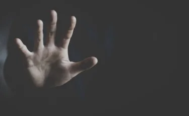 «Денесін пышақпен тілген»: Қызылордада 15 жастағы қыз зорланды