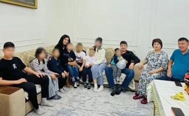 «Бауырларды ажыратқымыз келмеді»: Маңғыстауда ерлі-зайыпты бір үйдің бес баласын асырап алған