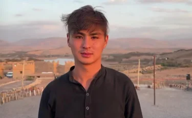 «Мен үшін ауырға соқты»: Шетелдіктер асырап алған Жәнібек биыл елге не себепті келе алмағанын айтты