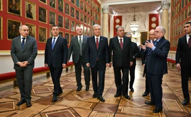 Токаев и лидеры СНГ прогулялись по Эрмитажу в Санкт-Петербурге