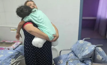 Астанада екі аяғынан айырылған 8 жасар қыздың отбасына баспана берілді