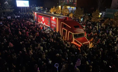 В Конаев впервые прибыл новогодний караван Coca-Cola