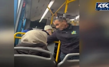 «Мәжбүр болдым»: Алматыда жүргізуші үстінен жағымсыз иіс шыққан кейуананы автобустан түсіріп жіберген