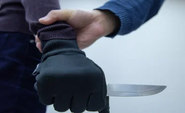 «Зардап шеккен досы арыз жазбаған»: Ақтауда ер адам досын пышақтап тастады