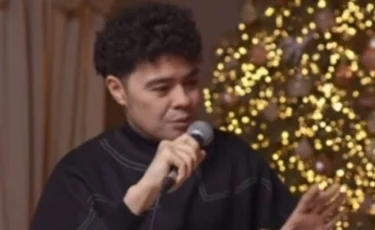 «Бұл әзіл емес»: Әзілкеш Айбек Байназаровтың подкасттағы әңгімесі қоғам наразылығын тудырды