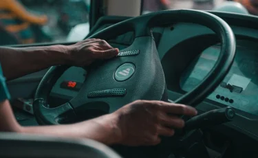 В Алматы водитель автобуса скончался во время рейса