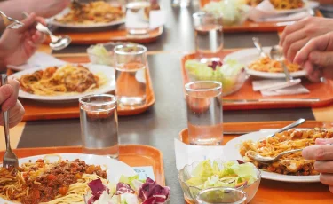 Школьников Туркестана кормили в столовых с нарушением санитарных норм