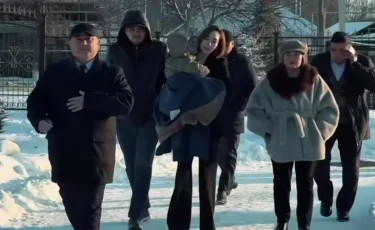 «Балам ешкімге көнбейді»: Түркістанда депутат кішкентай баласымен мектептегі санитарлық жағдайды тексерді