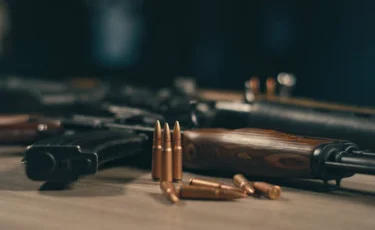 Бурабайда ер адам итті атамын деп әріптесін жарақаттап алды