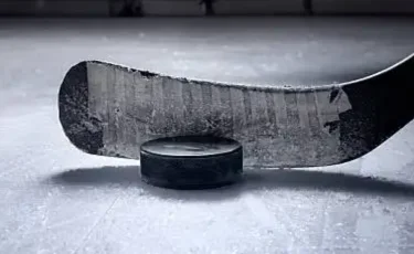 Хоккеист скончался прямо на льду во время матча в Караганде