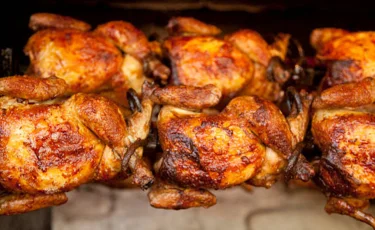 «Қыздар тез жетіліп, ұлдар өзгеше дамиды»: маман импортталған тауық етінің зияны туралы ескертті