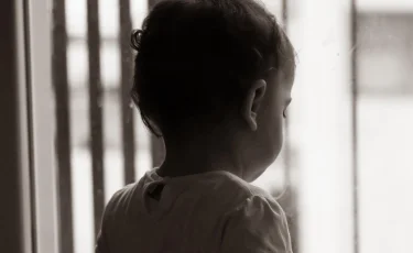 В Таразе женщина выбросила двоих малолетних детей из окна пятого этажа