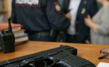 Петропавлда мектептердің біріне оқушы тапанша алып келген