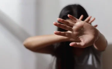 «82 жастағы атасы шөбересін зорлады»: Бүлдіршіннің анасы оқиғаның қалай болғанын айтып берді