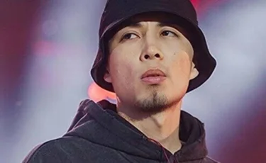 Танымал әнші Qarakesek сотқа келмегені үшін күштеп әкелінеді