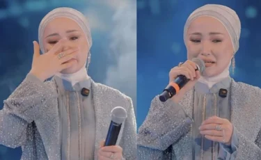 «Қайдағы жоқты еске түсіріп»: Мөлдір Әуелбекова ән айтып тұрып, жылап қалды