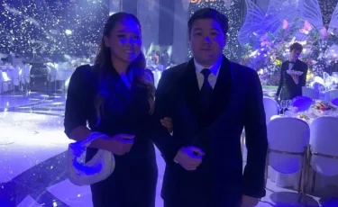 Тұрсынбек Қабатовтың тоқалы алғаш рет әзілкешпен түскен суретін жария етті