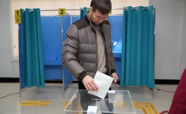 Шавкат Рахмонов проголосовал на референдуме в городе Қонаев