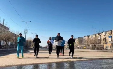Марафонцы пробежали из Жезказгана в Сатпаев и проголосовали на своем участке