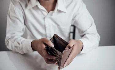 Доходы не догоняют цены: казахстанцы беднеют третий квартал подряд