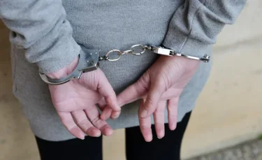 Сотрудницу банка задержали по подозрению в мошенничестве с кредитами в Карагандинской области