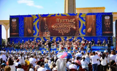 Ақтөбеде 1500 домбырашы қазақ композиторларының күйлерін орындады