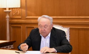 Отадан шыққан Нұрсұлтан Назарбаев өз үйінде дауыс берді
