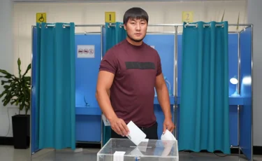 Спасатель Самгат Сарсек, спасший жизни 15 человек, проголосовал на выборах в Курултай
