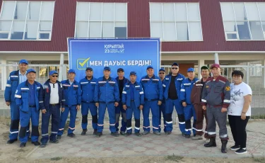 Поток голосующих растет - на избирательные участки прибывает все больше людей