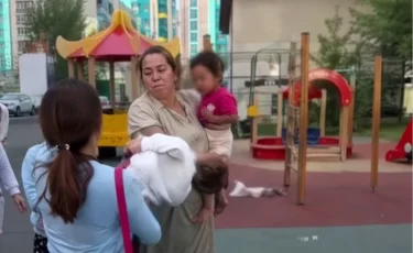 Не поделили качели: жесткая драка мам на детской площадке в Астане (ВИДЕО)